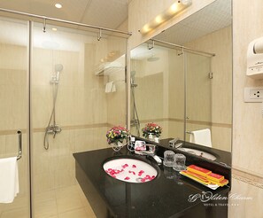 Deluxe Triple Room, Balcony | Bathroom | Shower, free toiletries, hair dryer, slippers