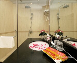 Dusche, kostenlose Toilettenartikel, Haartrockner, Hausschuhe