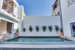 Una piscina al aire libre, tumbonas