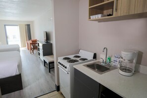 Double Room | Private kitchen - Garden City Inn (Murrells Inlet)