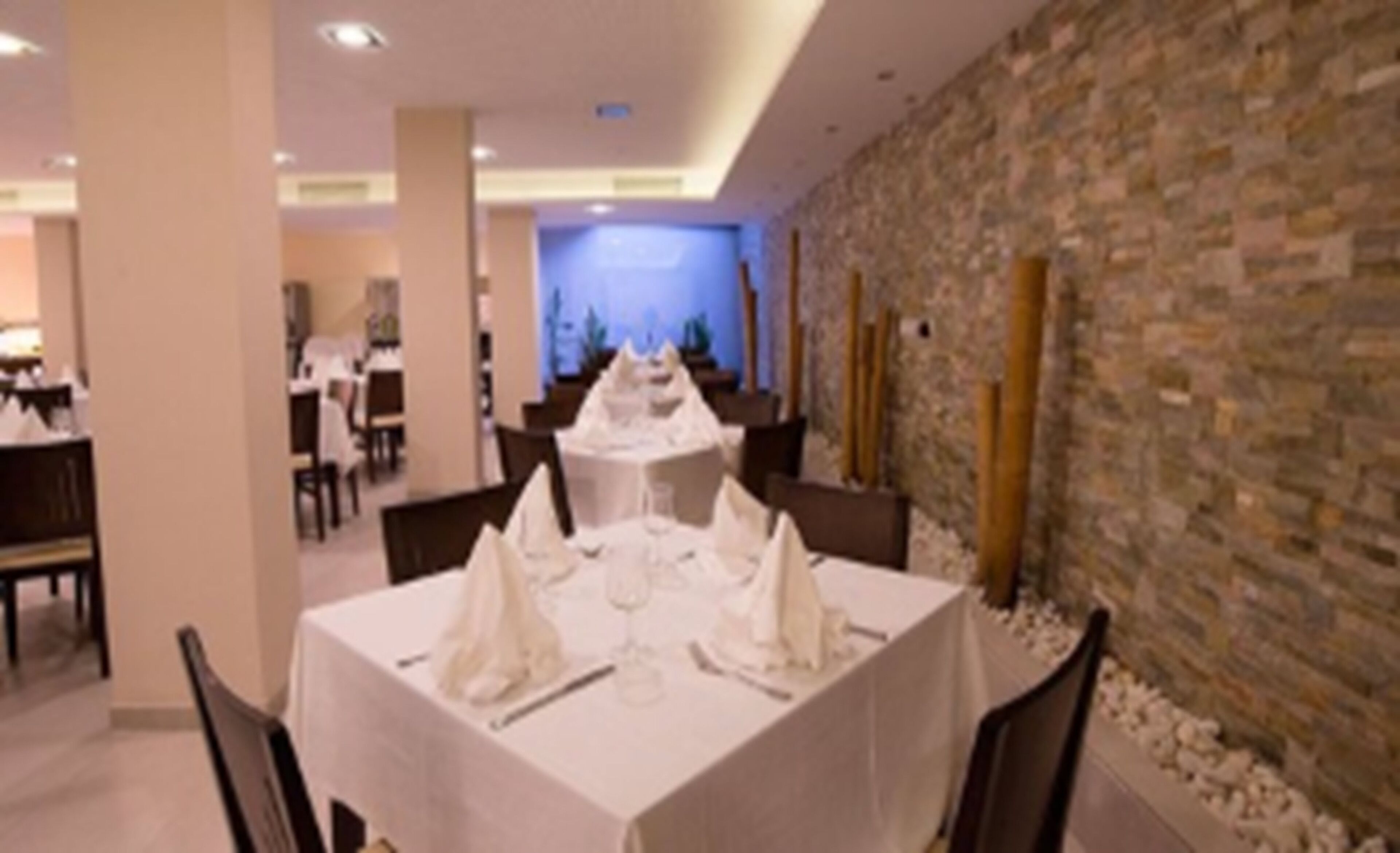 breakfast, lunch and dinner served