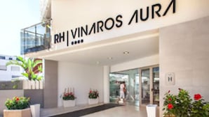 Una entrada de hotel moderna con un letrero que dice "RH VINAROS AURA".
