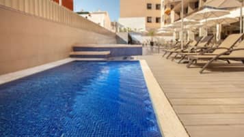 Een buitenzwembad, open van 09.30 uur tot 20.00 uur, en ligstoelen