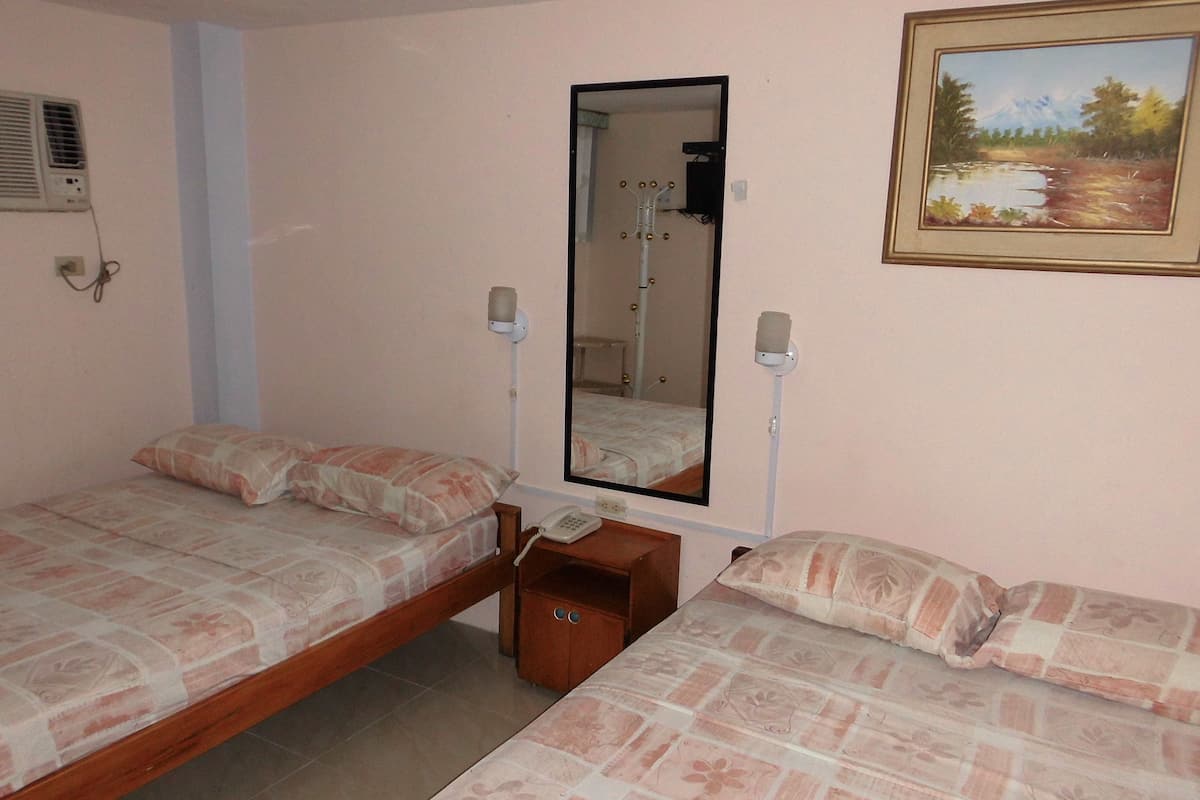 Habitación cuádruple estándar, 2 camas matrimoniales | Wifi gratis