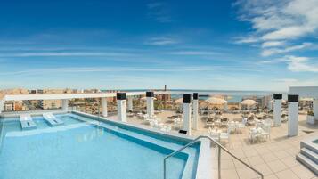 Piscine extérieure, parasols de plage, chaises longues
