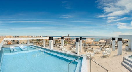 Outdoor pool, pool umbrellas, pool loungers. Hotel RH Vinaròs Playa By Hoteles RH