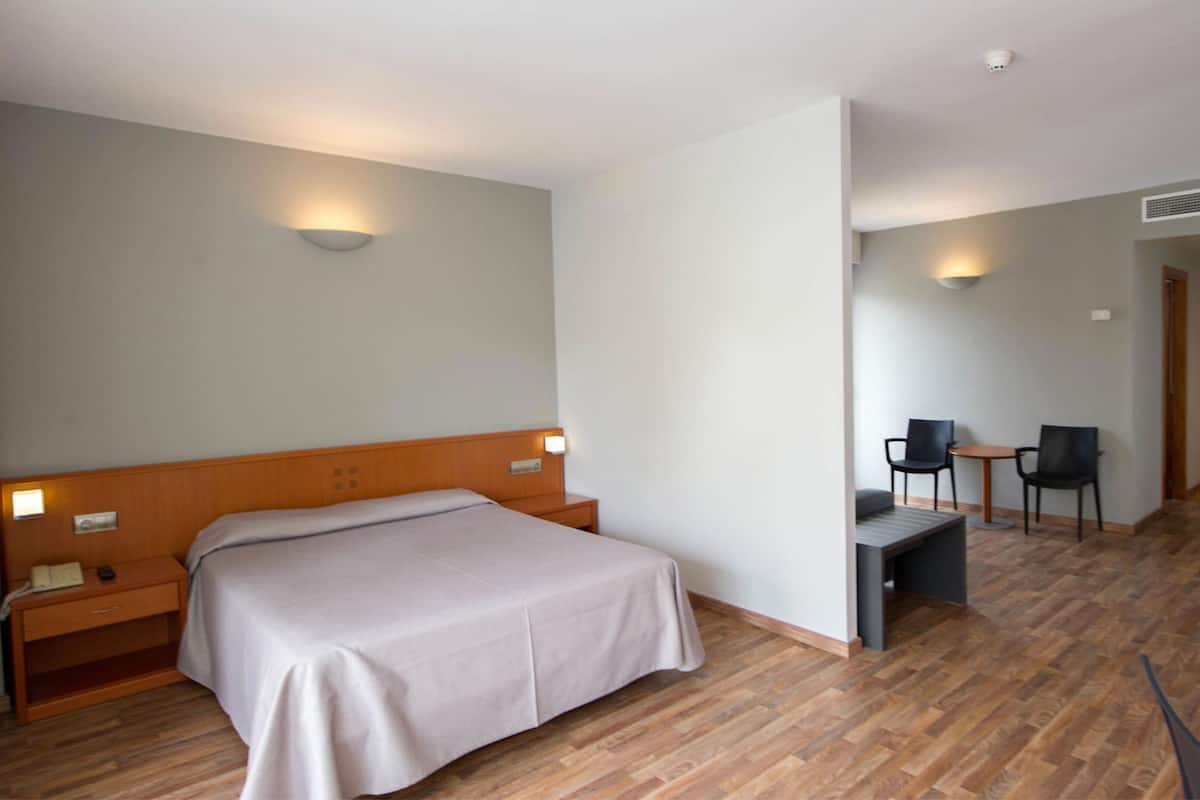 1 chambre, minibar, coffres-forts dans les chambres, bureau