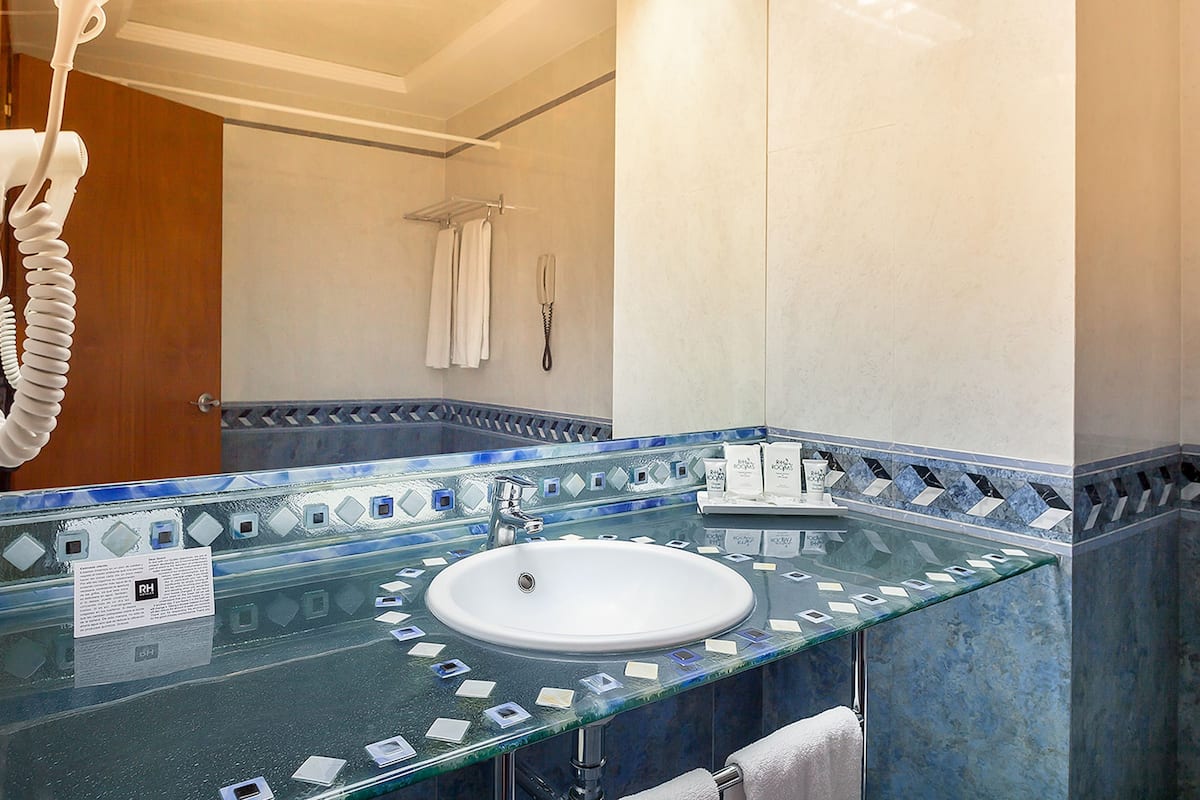 bathtub, free toiletries, hair dryer, towels