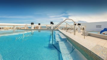 Piscine extérieure, parasols de plage, chaises longues