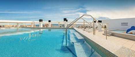 Piscine extérieure, parasols de plage, chaises longues