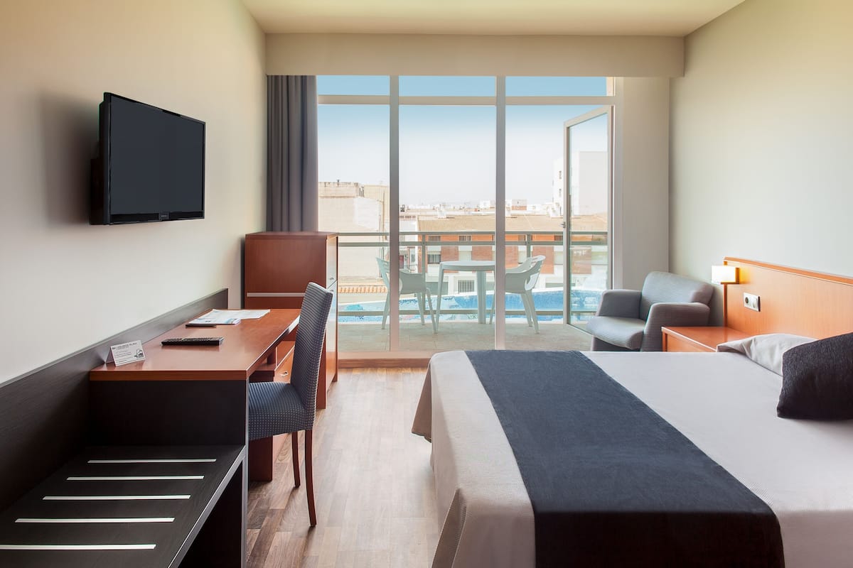Minibar, caja de seguridad en la habitación y escritorio