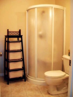 Shower, shower pijat air,  dan perlengkapan mandi gratis