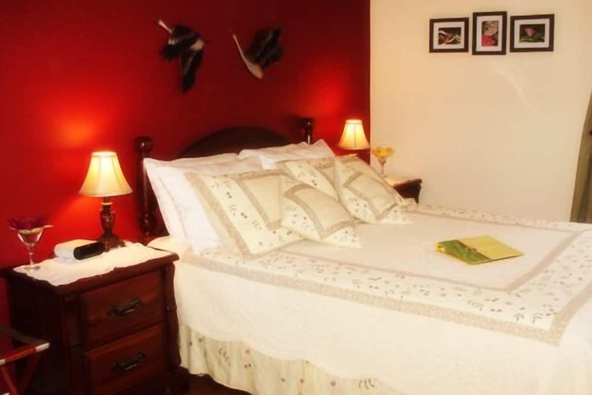 Classic Room, 1 Queen Bed | Premium bedding, down comforters, pillowtop beds, desk