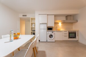 Cafetera/tetera, refrigerador, microondas, horno