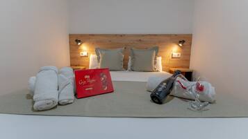 Apartment, 1 Bedroom | 1 bedroom, desk, iron/ironing board, free cots/infant beds