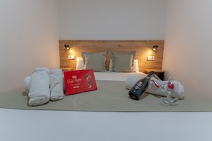 1 habitación, escritorio y tabla de planchar con plancha