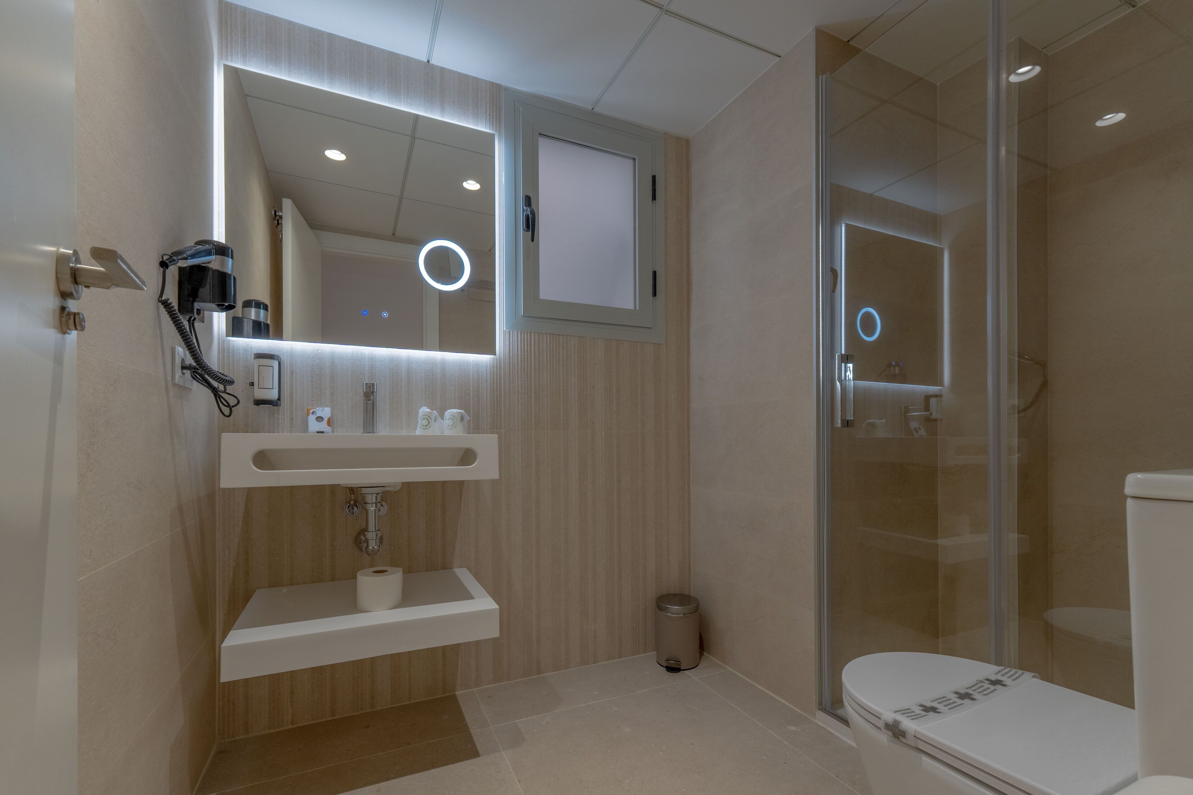 Appartement, 1 slaapkamer | Badkamer | Een douche, een haardroger, een bidet, handdoeken
