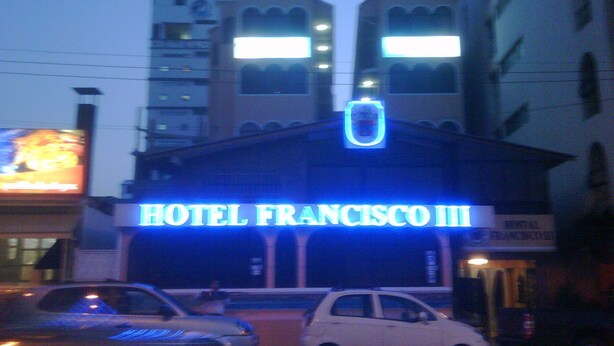 Ein Gebäude mit einem Schild, auf dem „HOTEL FRANCISCO III“ steht.