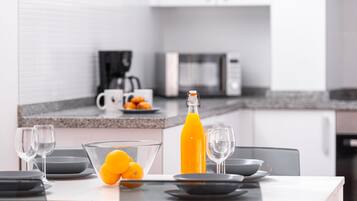 Departamento, 1 habitación | Cocina privada | Refrigerador con congelador, microondas, horno y parrilla de estufa