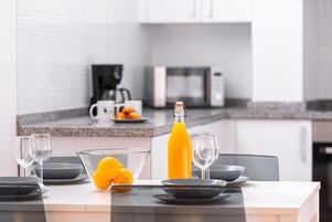 Apartamento, 1 habitación | Cocina privada | Frigorífico grande, microondas, horno y placa de cocina