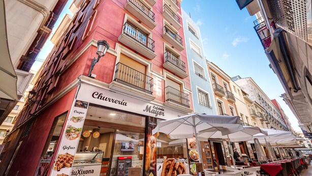 A street with outdoor seating and a bakery named 'Chaverriá'. - Apartamentos Globus by Be Alicante (Alicante)