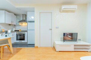 Apartment, 1 Schlafzimmer | Wohnbereich | Flachbildfernseher