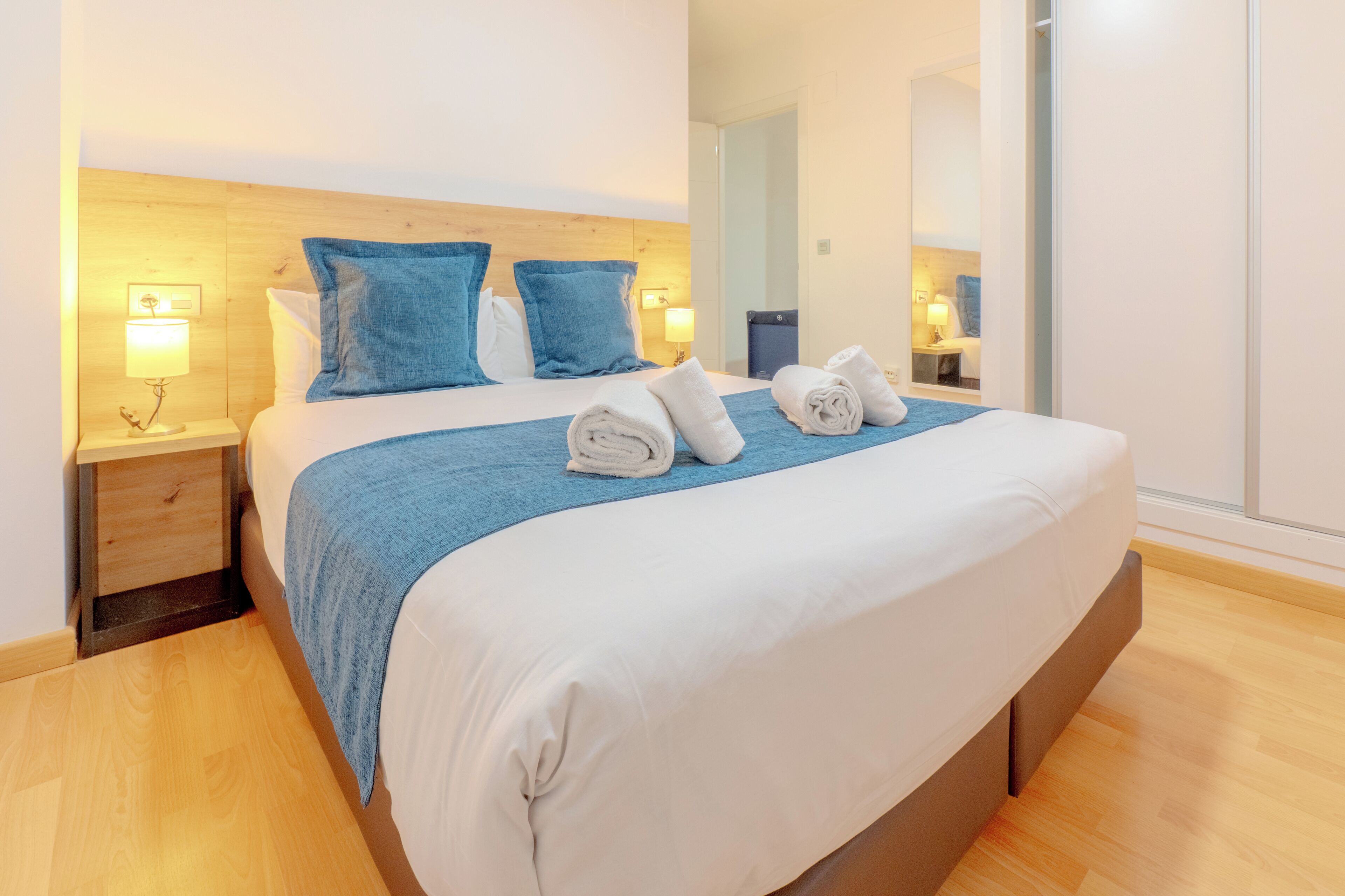 Apartamento, 1 habitación | 1 dormitorio, cortinas opacas, tabla de planchar con plancha