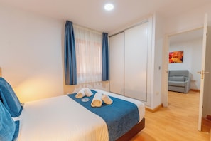 Apartemen, 1 kamar tidur | 1 kamar tidur, tirai kedap cahaya, dan setrika/meja setrika