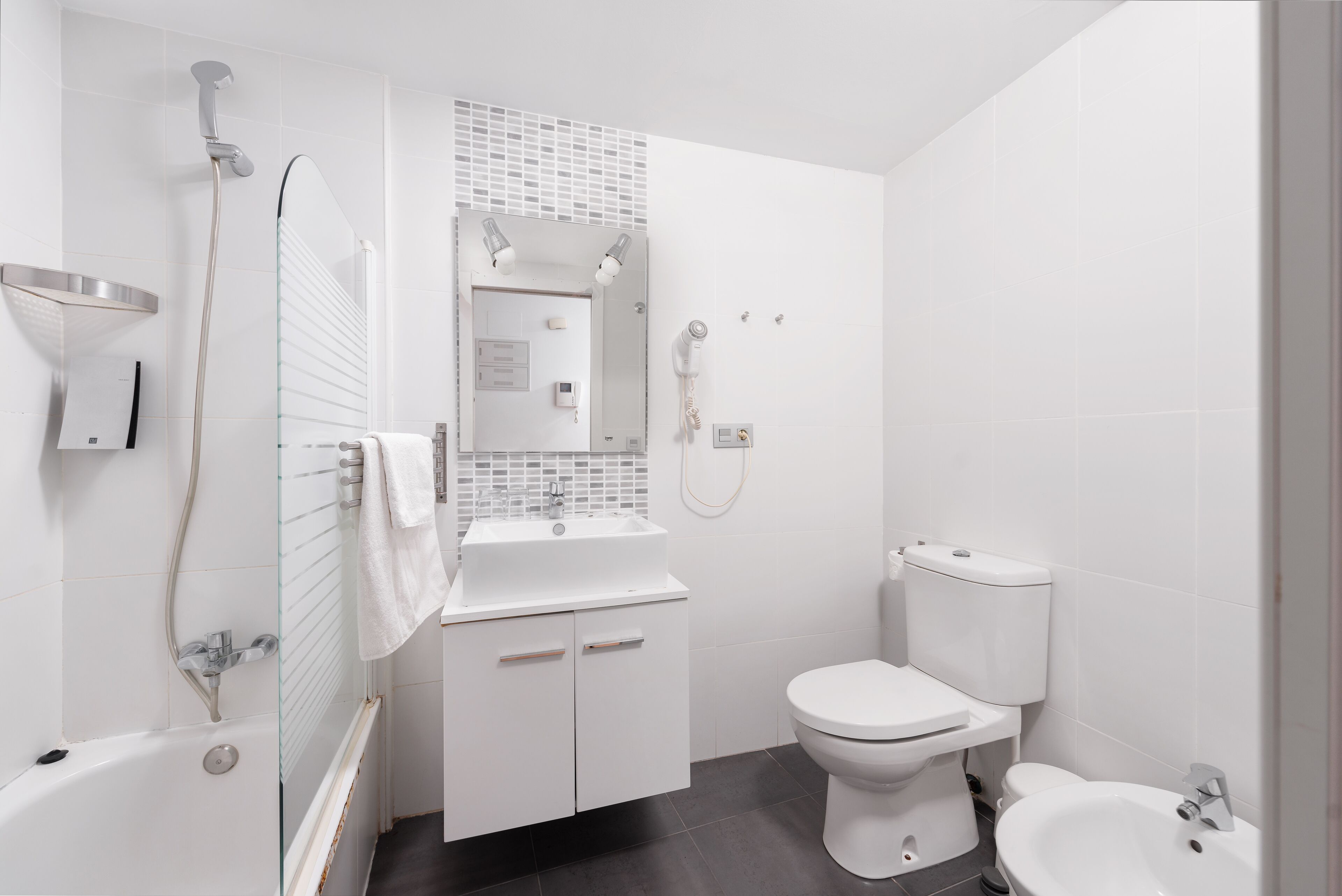 apartment, 1 bedroom | bathroom | shower, eco-friendly toiletries, hair dryer, bidet