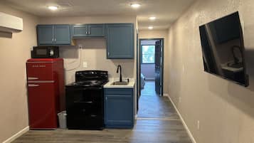 Suite Klasik, 1 Tempat Tidur King (1 Person) | Dapur pribadi | Lemari es, microwave, dan mesin pembuat kopi/teh