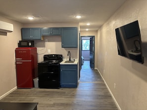 Classic Suite, 1 King Bed (1 Person) | Private kitchen
