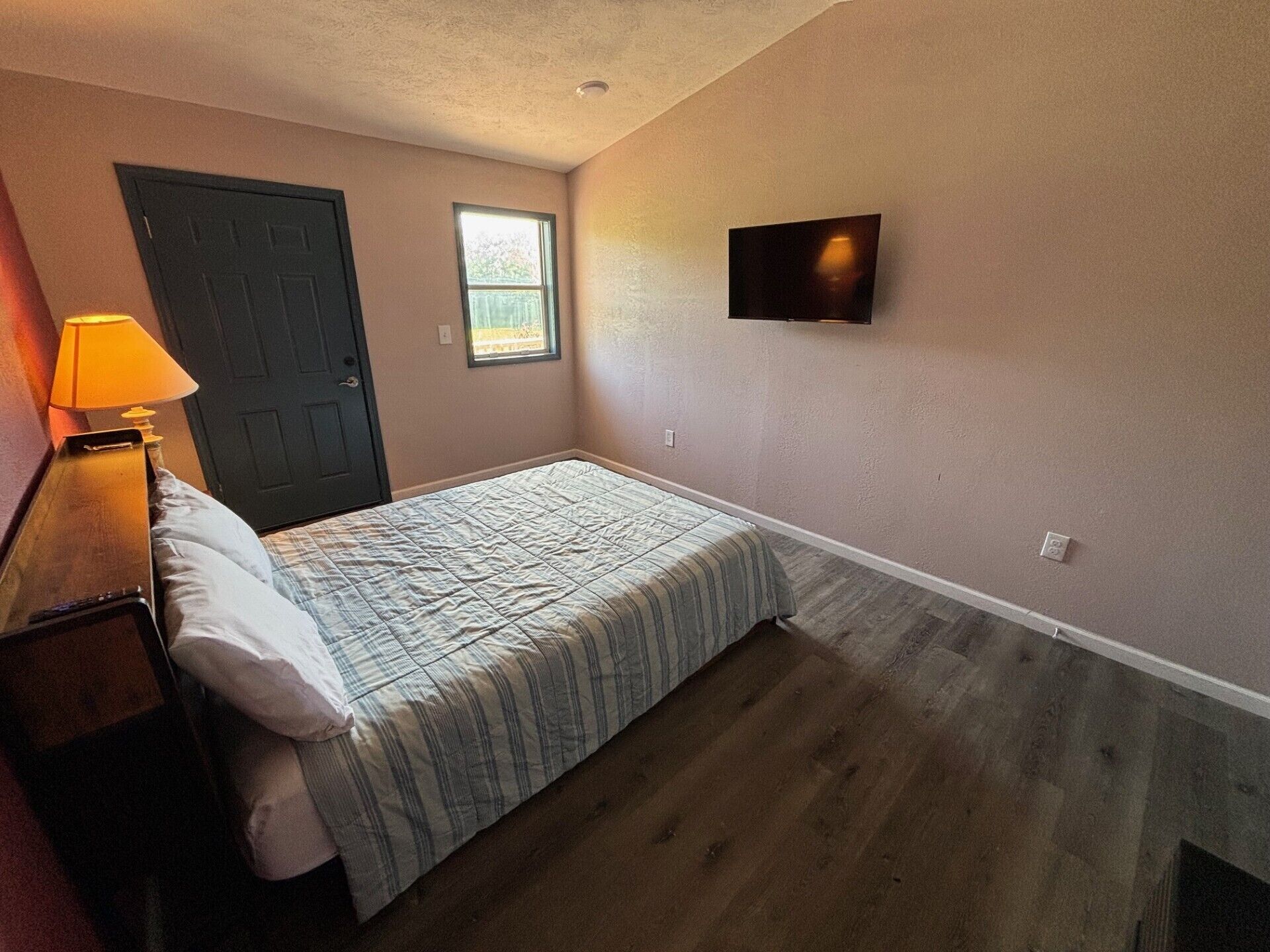 Deluxe Suite | Premium bedding, down comforters, pillowtop beds, in-room safe