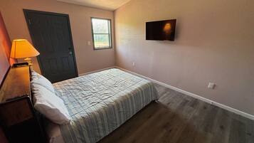 Deluxe Suite | Premium bedding, down comforters, pillowtop beds, in-room safe