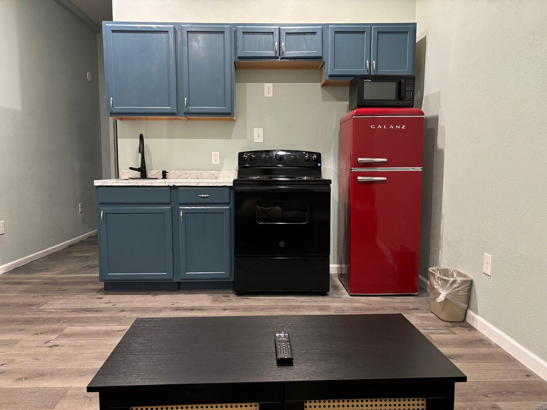 Suite Deluxe | Área de sala de estar | Smart TV de 46 pulgadas con canales digitales y servicios de streaming 