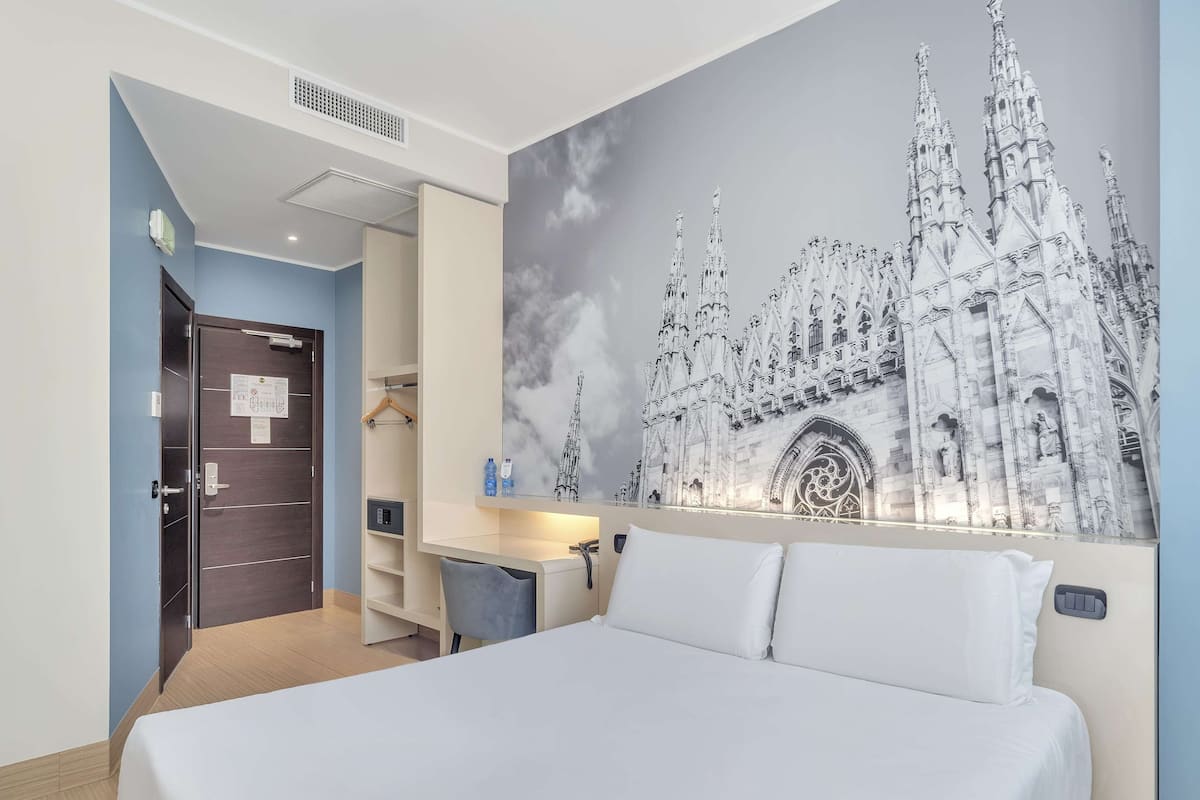 In-room safe, desk, free WiFi, bed sheets