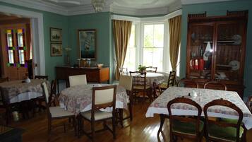 Breakfast, lunch and dinner served