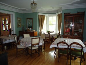 Breakfast, lunch and dinner served - Governor's Mansion Inn (Miramichi)