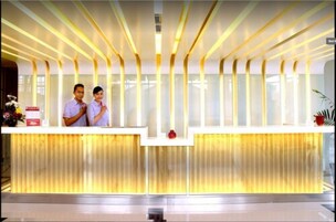 Un mostrador de recepción de diseño moderno, con tiras verticales de luz y un panel de vidrio.