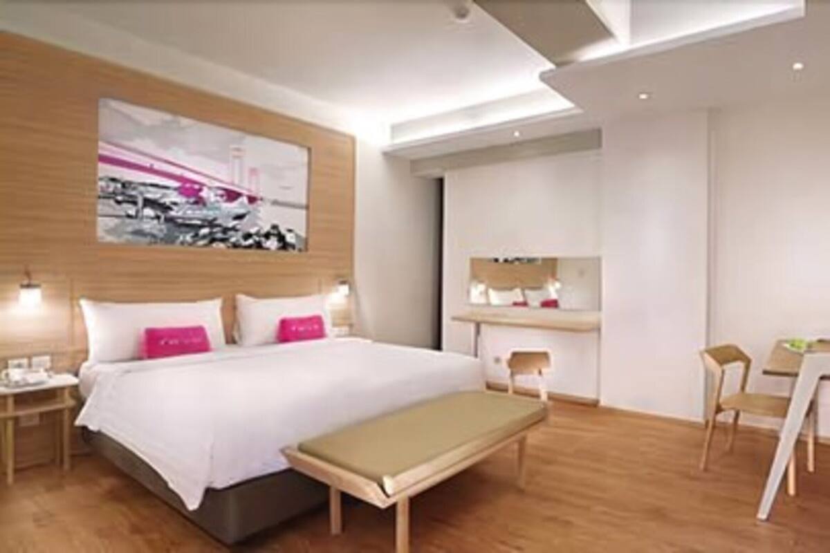 Deluxe Premiere | In-room safe, desk, WiFi (free), bed sheets