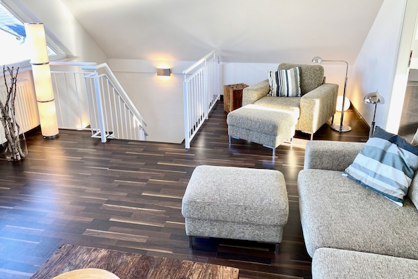 Deluxe huis (Kamin & Sauna) | Woonruimte | Flatscreentelevisie en een iPod-dock