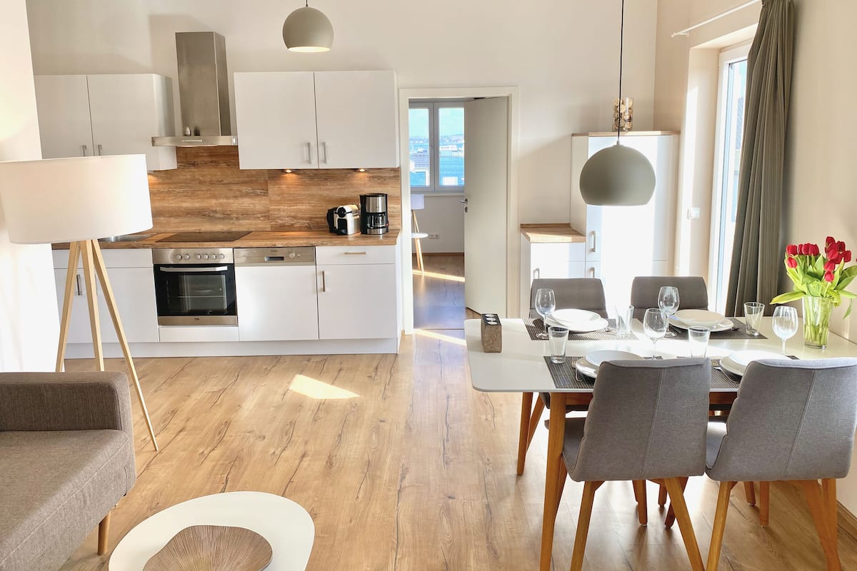 Comfort appartement, 2 slaapkamers | Woonruimte | Een flatscreentelevisie en een iPod-dock