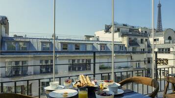 Desayuno buffet diario (EUR 32 por persona)