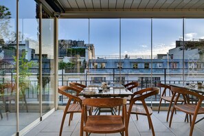 Morgunverðarhlaðborð daglega (32 EUR á mann)