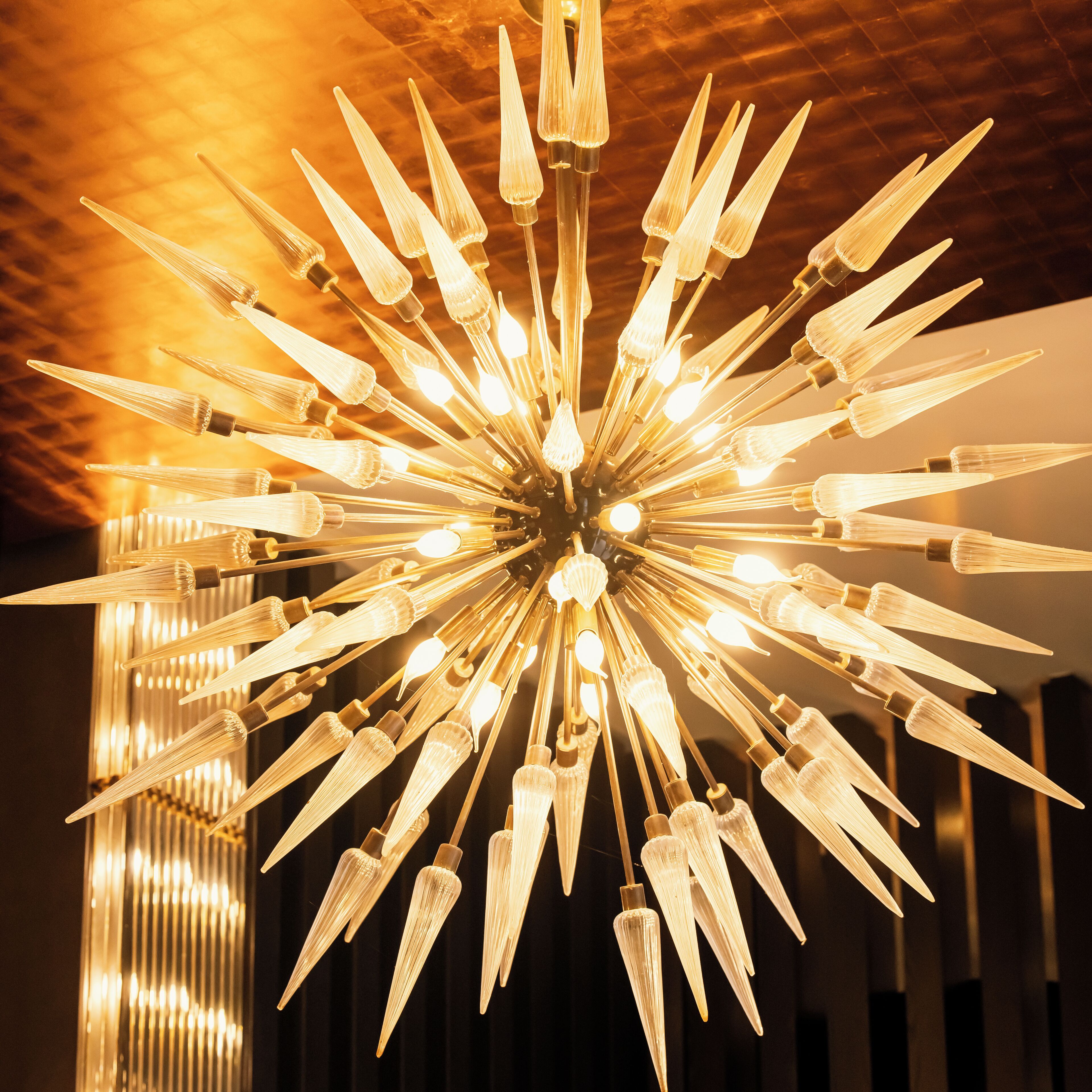 Un lustre doté de plusieurs ampoules disposées en forme de rayons.