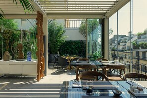 朝食 (ビュッフェ)、毎日提供 (1 名様 32 EUR)