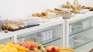 Montaje de bufé con diversos alimentos y utensilios.