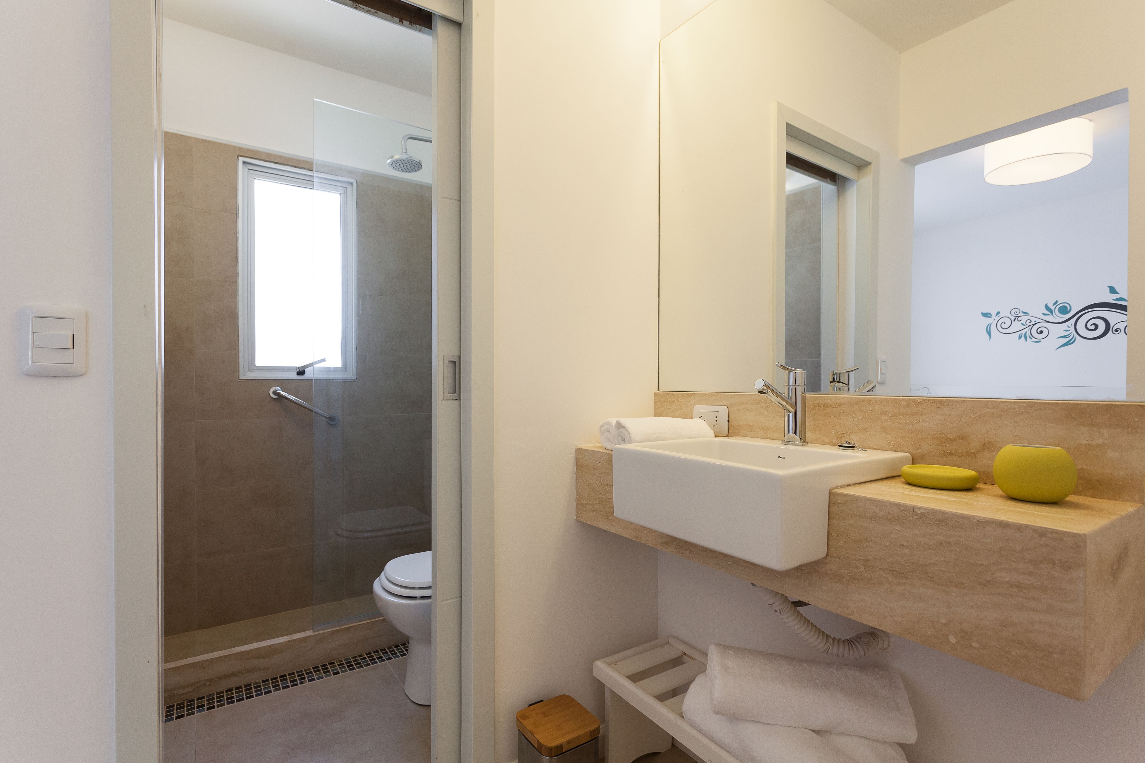 Suite | Bathroom | Shower, free toiletries, hair dryer, bidet