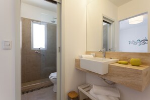 Suite | Baño | Ducha, artículos de higiene personal gratuitos, secador de pelo y bidé