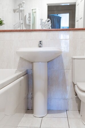 Estudio urbano, 1 habitación | Baño | Amenidades de baño gratuitas, secadora de cabello, toallas