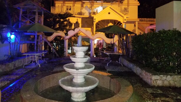 Front of property – evening/night - Hotel Jaclef Plaza (Jacmel)
